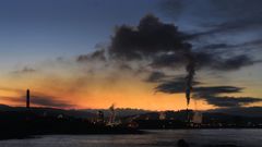 Vista nocturna del complejo industrial de San Cibrao