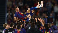 Lewandowski manteado por sus compa�eros tras el encuentro ante el Betis