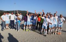Los jugadores del Bealo celebraron el t�tulo a pie de campo al terminar el choque ante el Ara�o. 