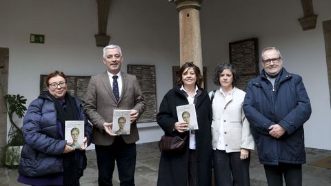 Teresa Seara, editora do libro; Valent�n Garc�a, secretario xeral da Lingua; Navia e Rosal�a Franco Barreiro, fillas de Xos� Lu�s Franco Grande; e o director xeral de Galaxia, Xos� Manuel Soutullo.