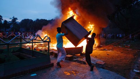 Fuego en la residencia oficial de la primera ministra banglades, Sheikh Hasina.