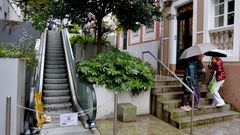 Cuatro de los cinco tramos de las escaleras est�n parados, lo que obliga a subir la cuesta a pie