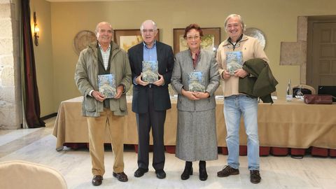 Isabel Aguirre, junto a Enrique Saez, segundo por la izquierda, y responsables de la bodega Finca Míllara