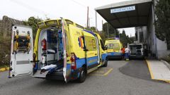 Varias ambulancias, este mi�rcoles por la tarde, en la entrada de urgencias del Hospital Montecelo, Pontevedra