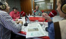 Carlos L�pez Crespo (ao fondo) acompa�ado por Manuel Dieste, Ram�n Ares e Ana Gerpe durante a entrevista. 