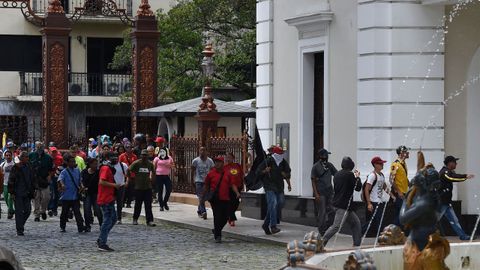 Partidarios de Nicols Maduro entran en la sede de la Asamblea Nacional durante la sesin especial por el Da de la Independencia