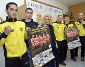 Dolores Elorduy, con varios de los luchadores que habr� en la velada