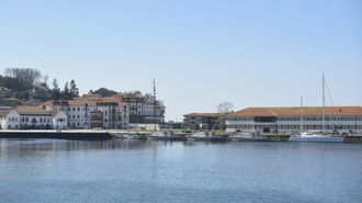 La Escuela Naval Militar de Mar�n, vista desde el paseo mar�timo de la villa