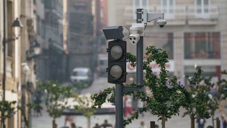 Los nuevos 28 puntos de control de la zona de bajas emisiones se unen a los 17 ya instalados para vigilar el acceso al casco viejo (en la foto, uno de ellos). Además hay 10 cámaras de vigilancia del tráfico en rotondas y 7 radares de velocidad.
