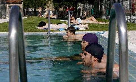 La piscina municipal de Agolada abri� ayer despu�s de las quejas vecinales por la tardanza.