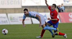 Mart�n Fern�ndez se las ve con el pichichi Joselu en la frontal del �rea.