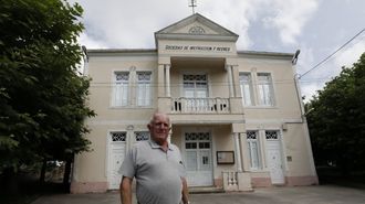 Manuel Fern�ndez Fra, frente al C�rculo Habanero de A Devesa, cuyo bar permanece cerrado desde hace meses