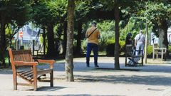 En el parque de A Milagrosa hay bancos rotos y precintados por seguridad