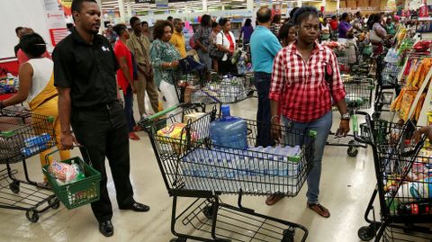 Jamaicanos haciendo acopio de alimentos