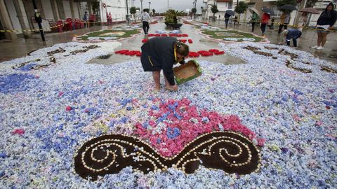 Varias personas trabajan en la confecci�n de los tapices, en una imagen de archivo