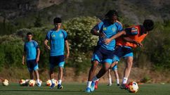 El canterano del Celta Andr�s Anta��n, segundo por la izquierda, con la selecci�n espa�ola sub-19.