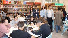 La directora de Innovaci�n Educativa, Judith Fern�ndez, y el delegado de la Xunta, Gabriel Al�n,  visitaron las instalaciones remodeladas de la biblioteca del IES 12 de Octubre