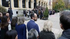  Los grupos parlamentarios de PSOE, PP, Ciudadanos, Podemos, IU y Foro han mostrado este mi�rcoles su  compromiso  con la erradicaci�n de la violencia machista a trav�s de una declaraci�n que no ha podido ser le�da en la c�mara ante el rechazo de Vox. Mientras se proced�a a la lectura del documento en la escalinata de la sede de Presidencia, en un acto que ha congregado a decenas de representantes p�blicos, los dos diputados de Vox han permanecido, junto a otros miembros de la formaci�n, en unos de los laterales del edificio institucional, en la imagen, en primer plano. 