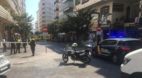 Varios polic�as en el terraza del bar que fue arrollado por un coche en Marbella