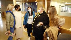 Mujeres ucranianas refugiadas en Burela, junto a representantes del Concello