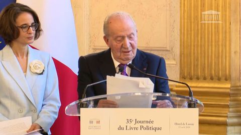 El rey Juan Carlos recoge el premio especial al libro pol�tico por sus memorias