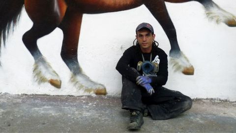 César Frey junto a una de sus obras