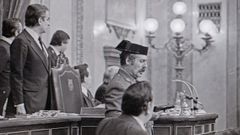 Antonio Tejero, en la tribuna de oradores del Congreso durante el intento fallido de golpe de Estado del 23 de febrero de 1981.