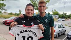 Dani posa con Fran Manzanara y la camiseta firmada en el primer entrenamiento del Racing en A Gndara.