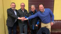 Jos� Manuel Pol (o segundo pola esquerda, xunto ao actual alcalde, Julio �lvarez) na s�a recente presentaci�n oficial como candidato do PP � alcald�a de Quiroga nas elecci�ns de maio 