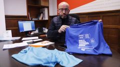 Pepe Ara�jo, mostrando las camisetas compradas en el a�o 2019 y en el 2022.