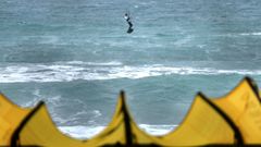 Un usuario practica kitesurf, que combina el uso de la tabla con la propulsi&oacute;n de una cometa, en una imagen de archivo