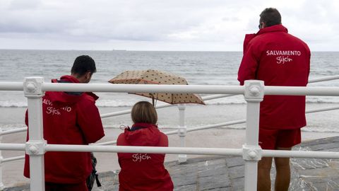  Personal de Salvamento contempla el litoral de Gij�n