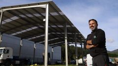Carlos Gonz�lez Bouza, de Trafonor, junto a la nave industrial que edifica para taller y almac�n en el pol�gono industrial de Landrove, en Viveiro