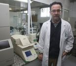Pedro Mansilla lidera el trabajo de la Estaci�n Fitopatol�xica do Areeiro, en la finca de Louriz�n. 