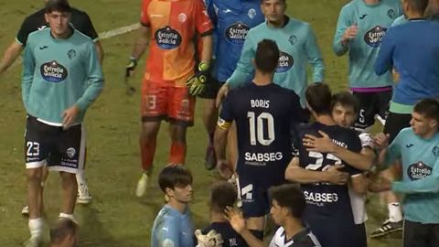 Los jugadores de Lleida y Ourense CF se saludan al finalizar la tanda de penaltis.