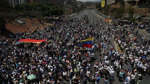 Cientos de manifestantes se han ido sumando a las manifestaciones convocadas en Caracas y en otros puntos del pa�s
