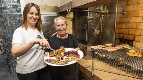 Con 34 a�os de experiencia, esta parrillada familiar es una de las m�s consagradas de la zona. En la foto, Delia Bello y su hija, Noelia Vecino. Est� a pie de carretera, hacia Razo. El churrasco mixto es el que m�s sirven. Una raci�n de esta carne cuesta 17,50 euros.