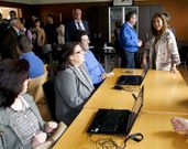 La conselleira de Benestar, en junio, con participantes en el programa.