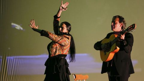 Una bailaora y un guitarrista, en el acto del centro cultural Avenida de A Ra.