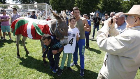 Igor Bilbao cubrió a su burro con una ikurriña cuando fue a recogere el premio