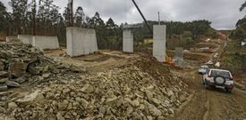 El recorrido por el tramo de Coristanco se realiz� en autom�viles todoterreno de la concesionaria. 