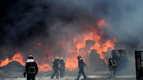Los Bomberos de Asturias intentan sofocar un incendio que se ha declarado este lunes en una planta reciclaje en Fonciello, en el concejo de Llanera