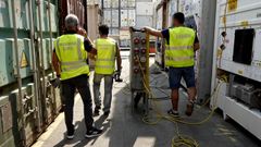 Agentes de la Guardia Civily personal de Aduanas en una inspecci�n de contedores en�la terminal portuaria de Guixar