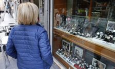 La due�a de una de las joyer�as en la que la pareja intent� robar, frente al escaparate de su negocio. 