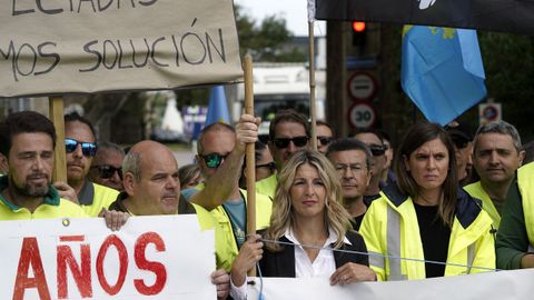 La vicepresidenta segunda y ministra de Trabajo y Economa Social, Yolanda Daz (2d), junto a la presidenta comit de empresa, Vernica Otero (2i) a su llegada a la factora con los trabajadores de la plantilla de Saint-Gobain para analizar el cierre de la lnea de parabrisas para coches (Sekurit) de la planta avilesina