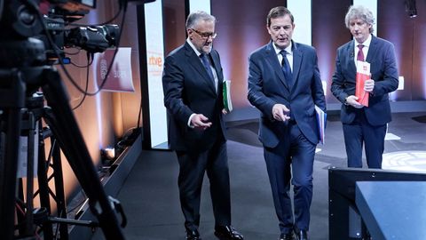 De izquierda a derecha, Carlos Poll�n, de Vox; Alfonso Fern�ndez Ma�ueco, del PP y Carlos Mart�nez, del PSOE en el debate de candidatos emitido el jueves en RTVE