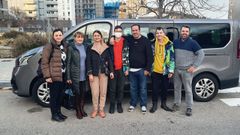 Rafael (derecha) y Juan, con la familia ucraniana a la que transportaron hasta Barcelona
