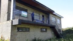 Varios operarios colocaron rejas en las ventajas y reforzaron la seguridad de la vivienda