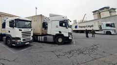 Camiones que transportan contenedores con todo tipo de mercanc�a, a la espera de inspecciones en el puesto de control fronterizo situado en Guixar.