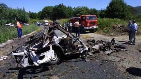 Dos hombres perecieron en la explosi�n de una furgoneta en Leiro, cuando llevaban fuegos artificiales a unas fiestas cercanas. 